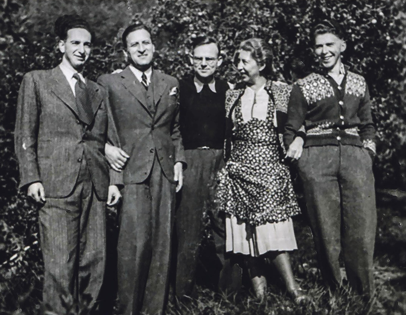 F.v.: Hans Lustig, Robert Weinstein, Leo Eitinger og Nora og Fritz Lustig på Nesjestranda