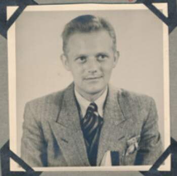 Knut Tharaldsen (portrettfoto, tatt i Sverige 17. mai 1945)