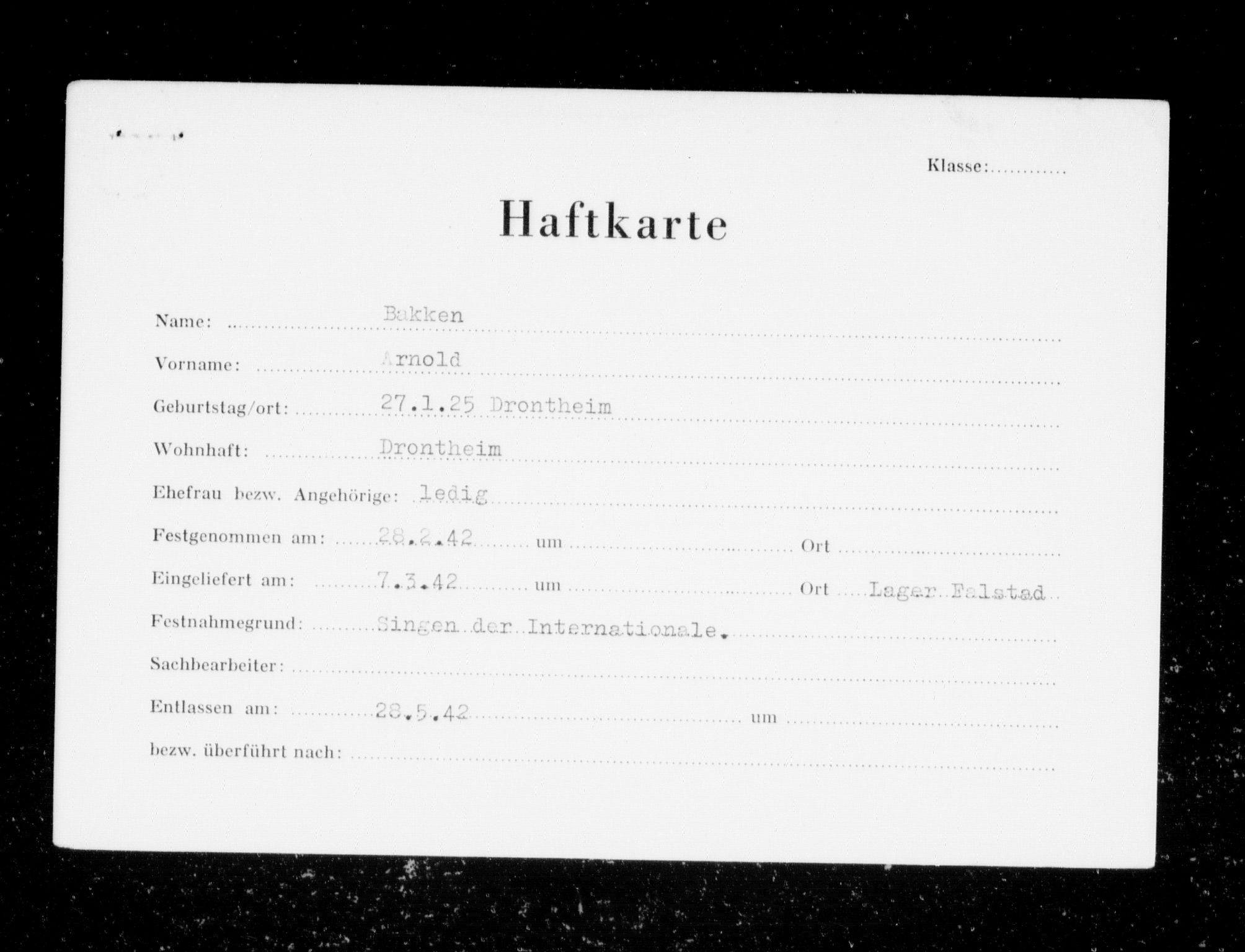 Arnold Bakken ble arrestert for å ha sunget Internasjonalen ("Singen der Internationale") 28. februar 1942.