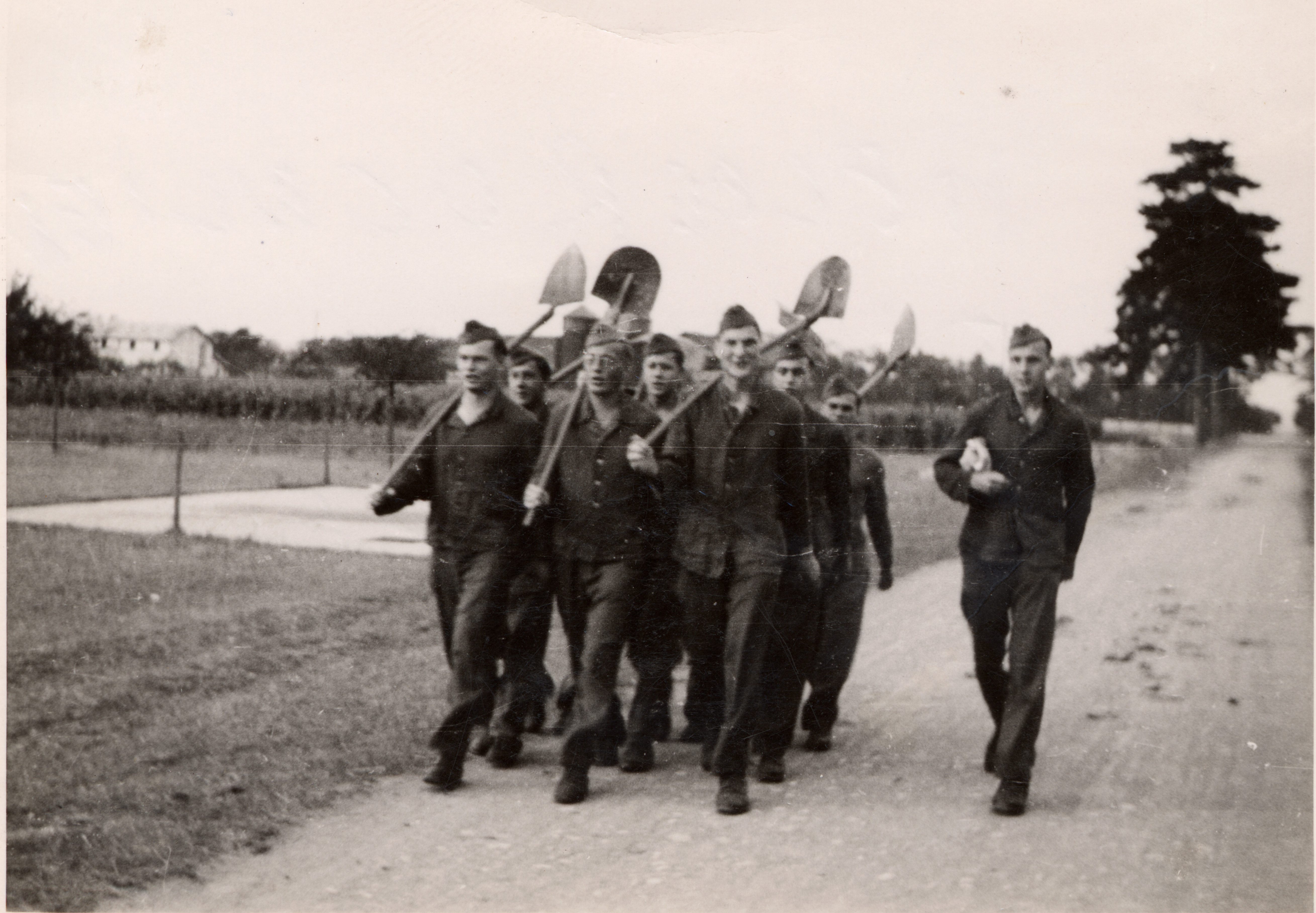 Foto av norske studenter i arbeidstjeneste i SS-leiren Sennheim, Frankrike