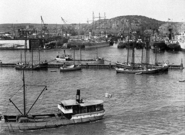 De norske kvarstad-båtene innerst i havna i Gøteborg. Båtene ble fortøyd med stendene inn mot land for å motvirke fluktforsøk. 