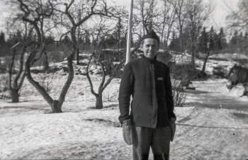 Avfotografert på Dærlivannet i forbindelse med isskjæring. Fotografen er ukjent, men mulig det er Asbjørns bror Thorleif som tok bildet. Thorleif skal ha besøkt Asbjørn ved Dælivannet i mars 1943. 