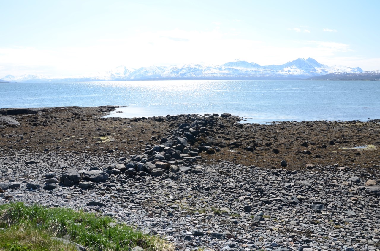 Ruiner etter Sydspissen Fangeleir. Til venstre ligger vorren som ble brukt til å ta i land fanger ved ankomst.