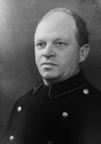 Petter M. Evensen i brannuniform (ca. 1938-39)