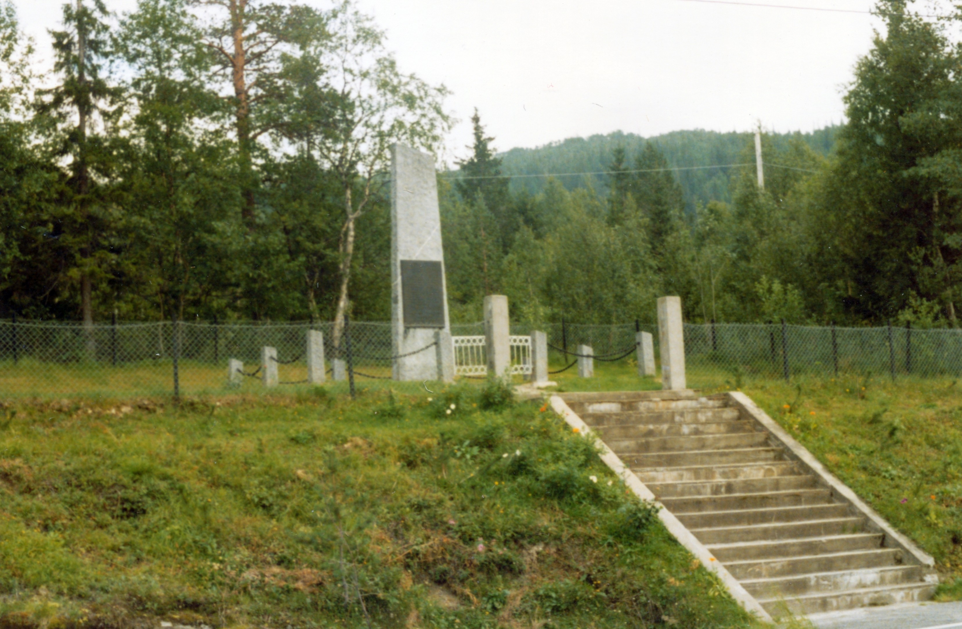 Minnestøtte ved Majavatn stasjon over ofrene fra "Majavass-saken"