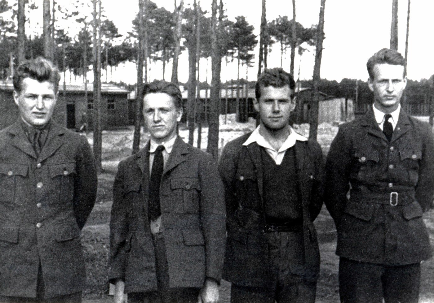 Norske fanger i Stalag Luft III (gruppefoto)